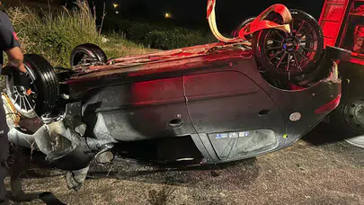 Adana'da otomobil sulama kanalına devrildi