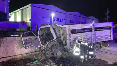 Konya'da kamyon traktöre çarptıktan sonra fabrika duvarına vurdu : 1 ölü, 3 yaralı