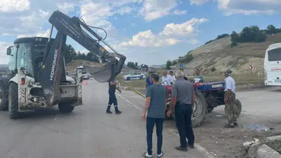 Kütahya'da otomobil ile traktör çarpıştı : 3 yaralı