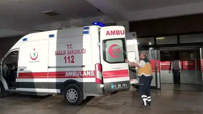 İzmir'de lastiği patlayan otomobil karşı şeride daldı : 3'ü çocuk 5 yaralı