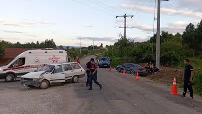 Bilecik'te iki otomobilin çarpıştığı kazada 10 kişi yaralandı