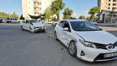Adıyaman'da otomobiller çarpıştı : 1'i ağır 3 yaralı