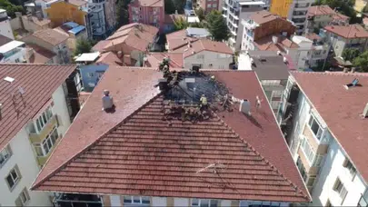 Kütahya'da yıldırım düşen apartman çatısında yangın çıktı