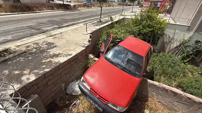 Eskişehir'de yola dökülen zeytinyağı kazaya neden oldu : Otomobil apartman bahçesine düştü