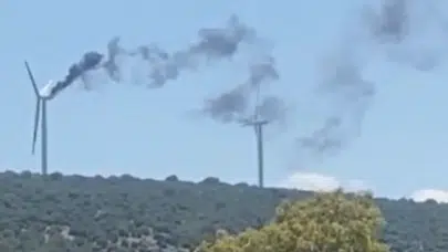 İzmir'de rüzgar türbini alev alev yandı : Ormana sıçramadan helikopterle söndürüldü