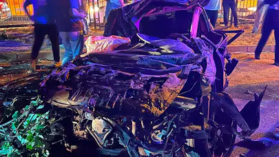 Bingöl'de otomobil refüje çarptı : 2 kişi yaralandı