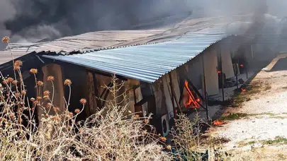 Hatay'da işçilerin kaldığı konteyner yatakhane alevlere teslim oldu