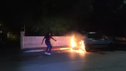 Antalya'da park halindeki araç alev alev yandı : Vatandaşlar su şişeleriyle müdahale etti