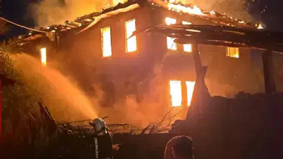 Kastamonu Taşköprü'de alevlere teslim olan ev kullanılmaz hale geldi