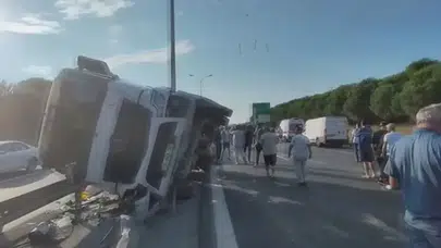Büyükçekmece TEM Otoyolu'nda beton tankeri devrildi : Ankara istikameti trafiğe kapatıldı