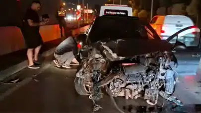Bursa Osmangazi'de kontrolden çıkan otomobil baz istasyonu ve metro bariyerlerine çarptı