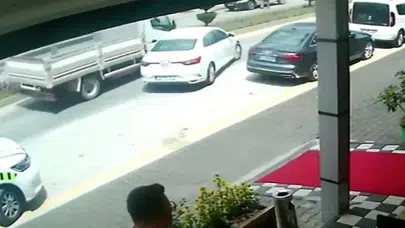 Bolu'da park manevrası yapan otomobile kamyon çarptı