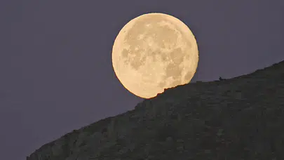 Bitlis'te eşsiz görüntü : Dolunay batarken güneş doğdu