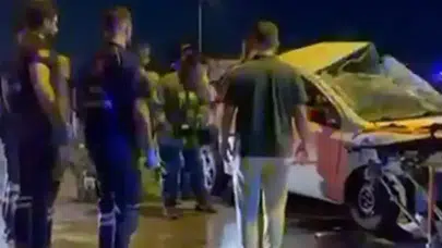 Bursa'da otomobil refüje çarptı : Genç sürücü hayatını kaybetti
