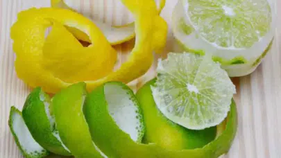 Limon kabuğunu çöpe atanlar dikkat! Musluktaki kireci bakın nasıl temizliyor