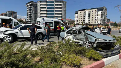 Uşak'ta iki araç çarpıştı : 3 kişi yaralandı
