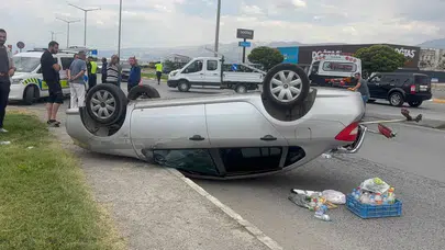 Erzincan'da önüne çıkan otomobile çarpmamak için manevra yaptı, takla attı : 2 yaralı