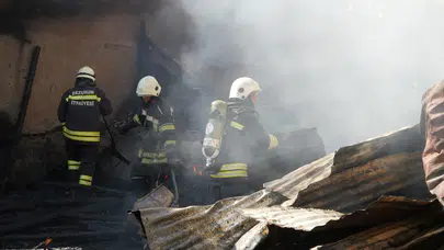 Erzurum'da metruk bina alevlere teslim oldu ! İtfaiye yangını büyümeden söndürdü