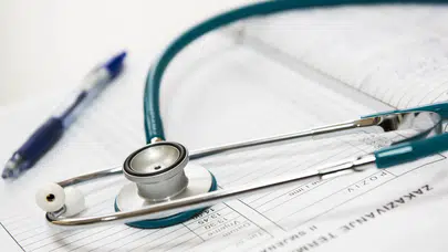 Manisa'da doktor ameliyat için hastalardan para talep etti