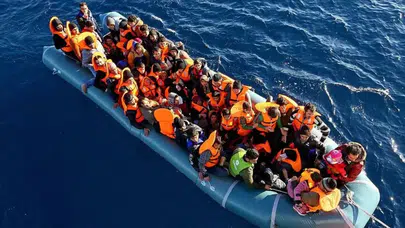 İzmir açıklarında düzensiz göçmen operasyonu : 37 kişi yakalandı, 30 kişi kurtarıldı