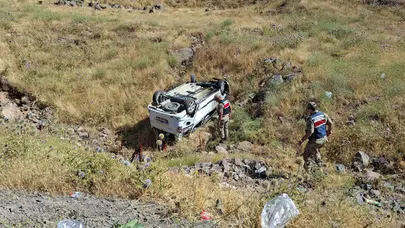 Bingöl'de hafif ticari araç şarampole devrildi : 6 yaralı