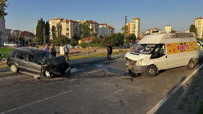 Kayseri'de minibüs ile otomobil çarpıştı : 1'i ağır 2 yaralı