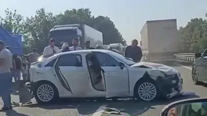 Kocaeli'de iki ayrı noktada zincirleme kaza : 8 araç birbirine girdi