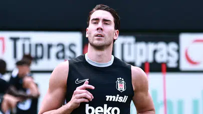 Beşiktaş'ın yeni transferi Dusan Vlahovic, ilk antrenmanına çıktı