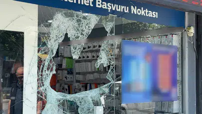 Başakşehir'de maskeli hırsızlar camını odunla kırdıkları dükkandan 400 bin liralık telefon çaldı
