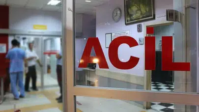 Aksaray'da otomobil aydınlatma direğine çarptı : 2 ölü, 2 yaralı