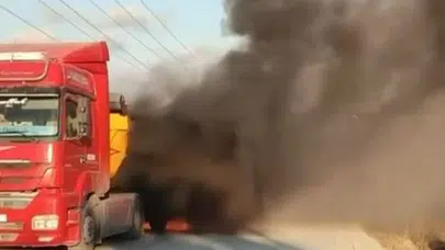 Arnavutköy'de seyir halindeki hafriyat kamyonu alev alev yandı