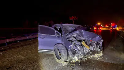 Manisa Kula'da otomobil karşı şeride geçti : 4 kişi tedavi altına alındı