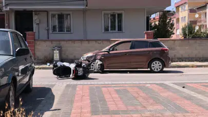 Bursa'da motosiklet ile otomobil çarpıştı : 2'si çocuk 3 yaralı