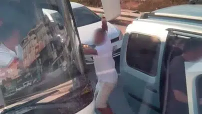 Antalya'da emniyet şeridinden geçemeyince otobüs şoförüne saldırdılar