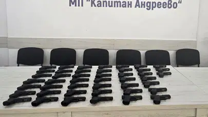 Bulgaristan sınırında durdurulan Türk plakalı tırda 45 adet silah bulundu