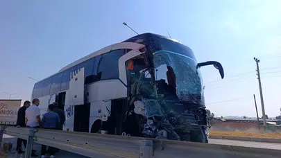 Yolcu otobüsü kamyonete çarptı: 1 ölü, 15 yaralı