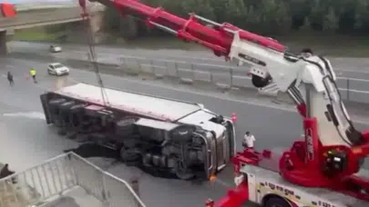 Kocaeli'de tır kontrolden çıkıp devrildi