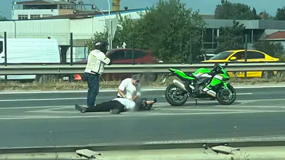 Pendik D-100'de trafik kazası : Otomobil ile motosiklet çarpıştı