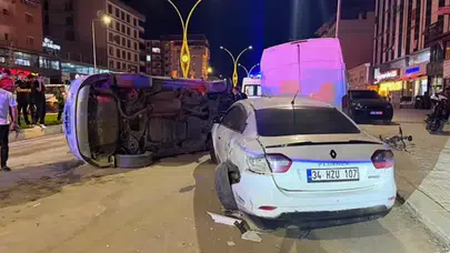 Hakkari'de otomobil park halindeki araçlara çarptı : 2'si çocuk 4 yaralı