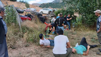 Sivas'ta kontrolden çıkan traktör şarampole devrildi : 4 yaralı