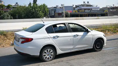 Adana'da seyir halindeki otomobile silahlı saldırı : Sürücü yaralandı