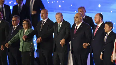 3 milletvekili ve 7 belediye başkanı AK Parti'ye katıldı