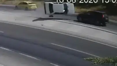 Konya'da yola fırlayan parçadan kaçmak isterken karşı şeride uçtu : 2 ölü