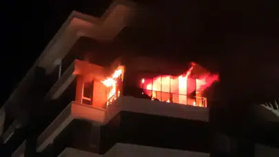 Aksaray'da apartmanda gece yarısı yangın : 14 kişi dumandan etkilendi
