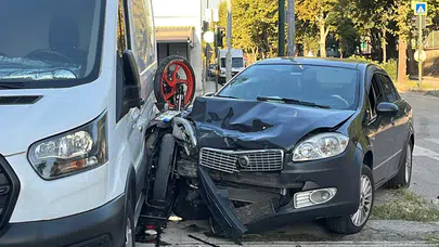 Bursa'da kaza : Motosiklet 2 araç arasında sıkıştı