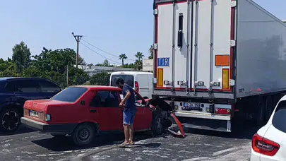 Antalya'da duran tıra Tofaş çarptı : Bir yaralı