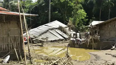 Hindistan'ı sel vurdu : 100 kişi hayatını kaybetti