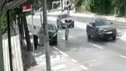 Pendik'te yayaya çarpmamak için direksiyon kırdı : Dede ve torununu yaralandı