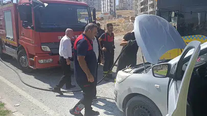 Siirt'te seyir halindeki araçta yangın paniği