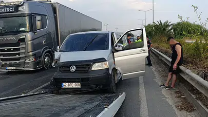 Antalya Manavgat'ta kamyonet otomobile çarptı : 1 yaralı